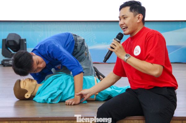 Bạn trẻ học sơ cấp cứu, tập ép tim, xử lý hóc dị vật...