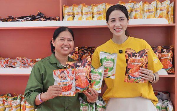 Bạn trẻ không ngại đội mưa, xếp hàng nếm thử món hot chợ mạng dịp Tết Trung thu