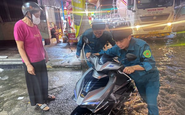 Bạn trẻ TP.HCM giúp dân vượt triều cường
