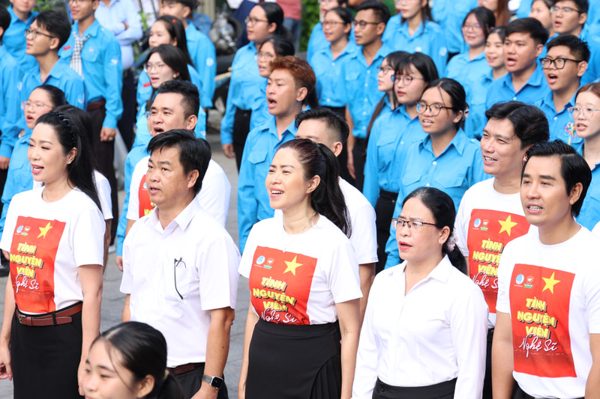 Bạn trẻ TPHCM đồng ca 'Lên đàng', hòa chung niềm tự hào