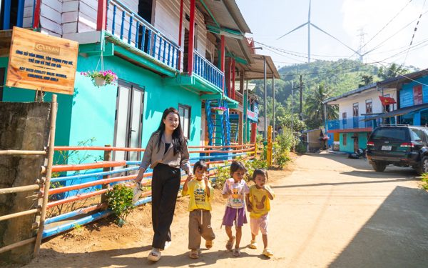Bản Vân Kiều khoác chiếc áo đầy màu sắc, lần đầu đón khách du lịch