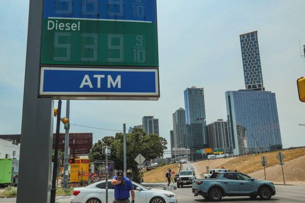 Bang của Mỹ công bố tình trạng thảm họa vì giá dầu diesel tăng cao