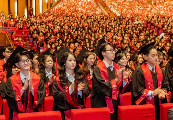 Bằng giỏi, xuất sắc chưa đủ: Doanh nghiệp cần gì ở sinh viên mới ra trường?