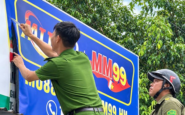 Bảng hiệu cửa hàng 'đính kèm' link cờ bạc trực tuyến, công an vào cuộc tháo dỡ