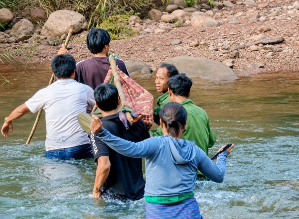 Băng rừng 15km, vượt 4 con suối khiêng người xa lạ bị rắn cắn đi cấp cứu