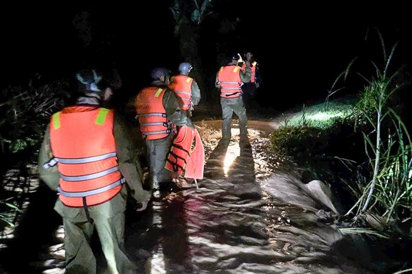 Băng suối thăm vườn sầu riêng, 2 người phụ nữ bị lũ cuốn