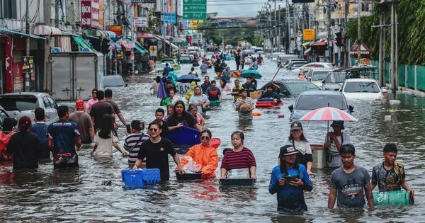 Bangkok biến thành 'biển hồ' sau đợt mưa dai dẳng