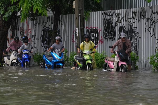 Bangkok đóng cửa trường học, đề nghị công chức làm việc tại nhà vì mưa lũ