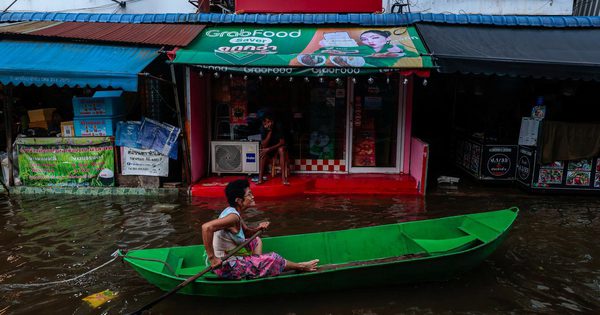 Bangkok mưa lũ ngập sâu, người Thái Lan vẫn chèo xuồng họp chợ