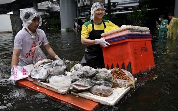 Bangkok ngập lụt, người dân lội nước đi chợ