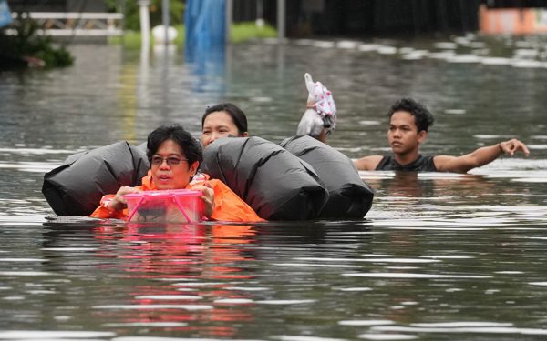 Bangkok ngày 27-9, vẫn chìm trong biển nước