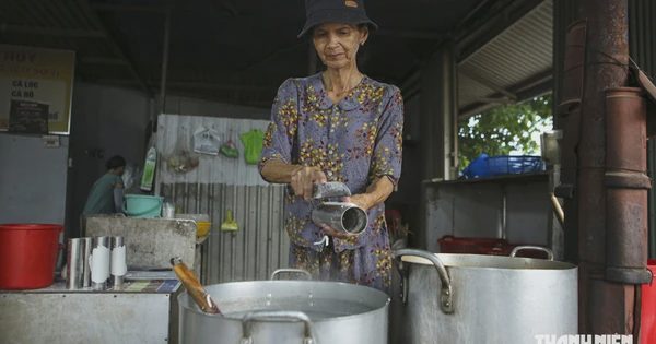 Bánh canh bột xắt Huế: Sợi bánh được xắt thủ công ngay trên nồi nước đang sôi