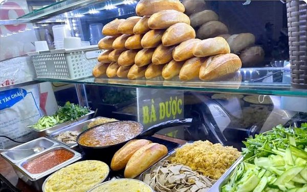 Bánh mì Bà Được lên tiếng xin lỗi, số ca ngộ độc nghi do ăn bánh mì đã tăng lên 167 người