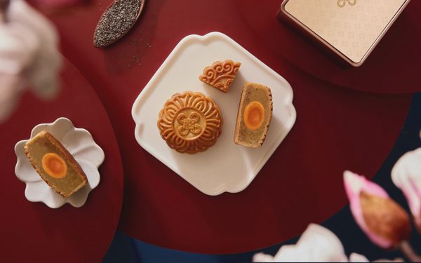 Bánh trung thu cao cấp tiền triệu/hộp, không cần ra phố vẫn ‘cháy hàng’