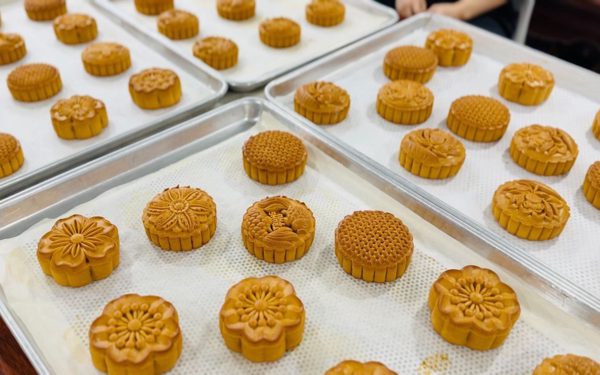 Bánh Trung thu 'nhà làm' bán tràn lan, người mua cần cân nhắc những điều gì?
