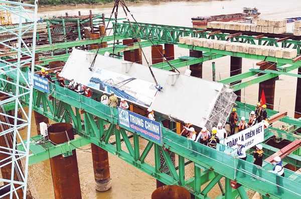 Bảo đảm tiến độ xây dựng các cây cầu qua sông Hồng