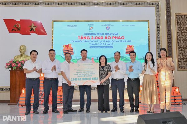 Báo Dân trí đồng hành cùng Quỹ Toyota Việt Nam trao tặng 2.040 áo phao tới người dân vùng rốn lũ