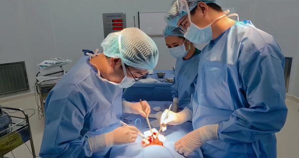 Báo động đỏ cứu tinh hoàn cho bé trai sau cú va chạm