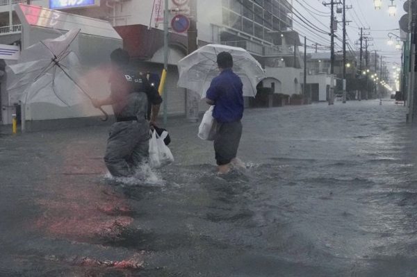 Bão Dujuan gây hỗn loạn, 2 người thiệt mạng tại Nhật Bản