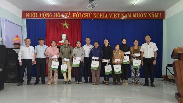 Bảo hiểm Agribank chia sẻ khó khăn với gia đình các ngư dân gặp nạn trên biển