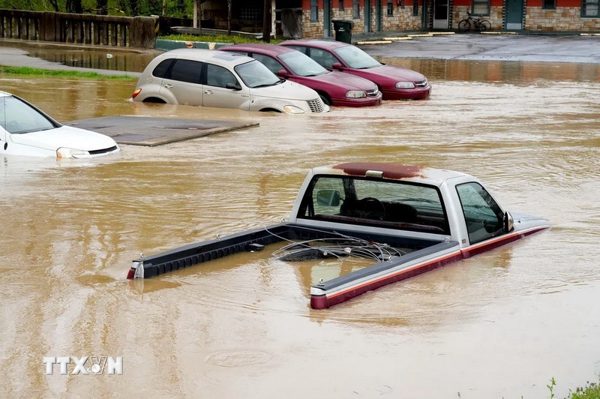 Bão lớn gây ngập lụt, mất điện trên diện rộng dọc bờ Đông nước Mỹ