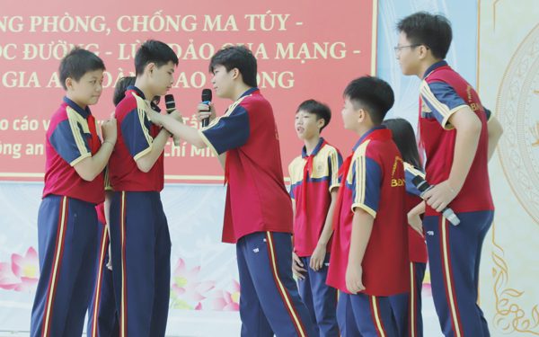 Bạo lực học đường: TP.HCM yêu cầu trường không tự giải quyết nội bộ, không trì hoãn báo công an