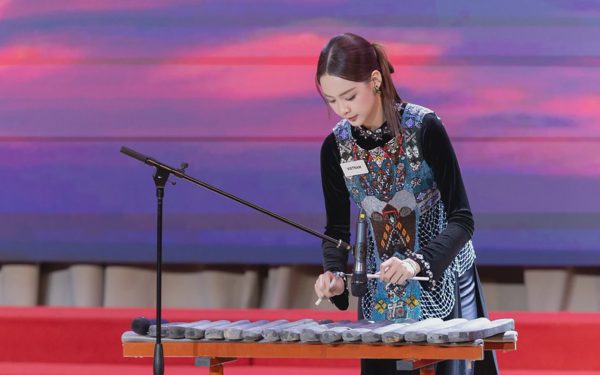 Bảo Ngọc chơi đàn đá, đọc rap tại Miss World 2026