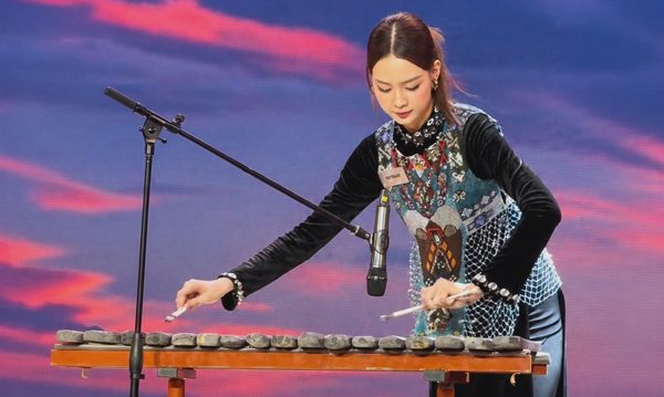 Bảo Ngọc đánh đàn đá ở Miss World