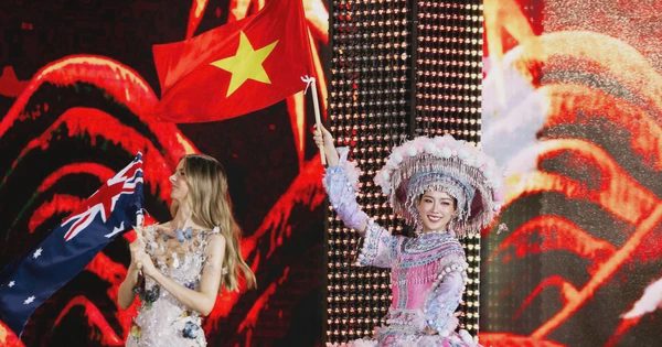 Bảo Ngọc giơ cao cờ đỏ sao vàng mở màn chung kết Hoa hậu Thế giới 2026