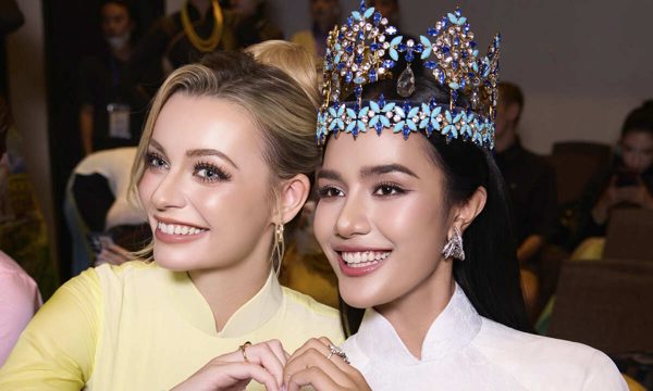 Bảo Ngọc trình diễn áo dài cùng hai Hoa hậu Thế giới