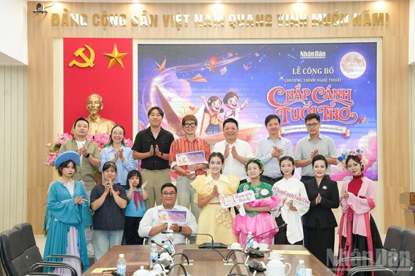 Báo Nhân Dân tổ chức chương trình nghệ thuật “Chắp cánh tuổi thơ”