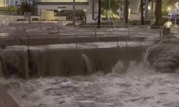 Bão Rachel biến 'thành phố sa mạc' thành sông
