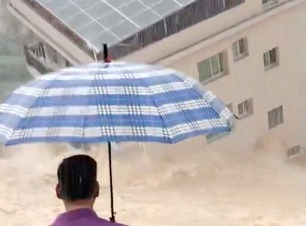 Bão Saudel gây lũ lụt dọc bờ biển phía nam Trung Quốc, nhà cao tầng sập đổ