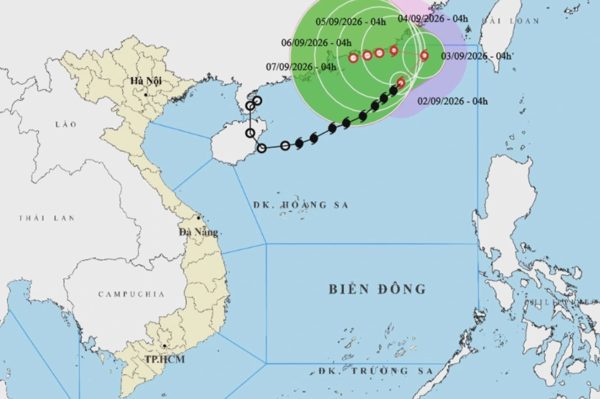 Bão số 5 liên tục đổi hướng và di chuyển chậm
