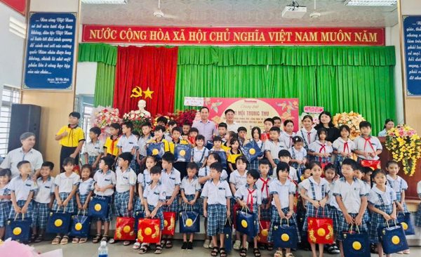 Báo Tiền Phong mang Trung thu đến với học sinh Đồng Nai