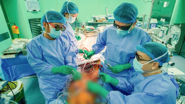 Bảo tồn van hai lá cho bệnh nhân người Anh qua đường mổ 4cm
