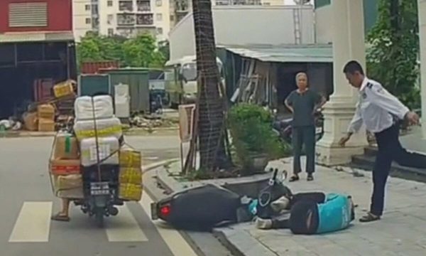 Bảo vệ khu đô thị 'đá tới tấp' tài xế xe ôm ngã dưới đường