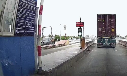 Barie trạm thu phí sập vào đầu ôtô, ai đền?