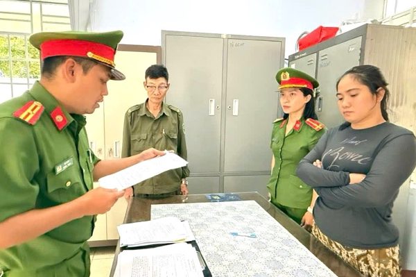 Bắt 2 đối tượng hứa hỗ trợ vay ngân hàng, lừa tiền người dân