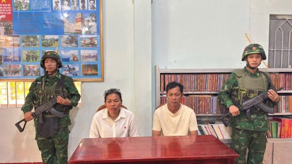 Bắt 2 đối tượng vận chuyển hơn 10 lượng vàng qua biên giới