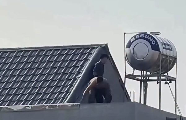Bắt 2 kẻ cầm kiếm, cố thủ nhiều giờ trên nóc nhà ở Thanh Hóa