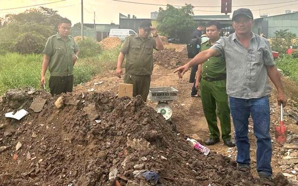 Bắt 4 người tập kết, chôn lấp trái phép hơn 1.000 tấn xà bần ở TP.HCM