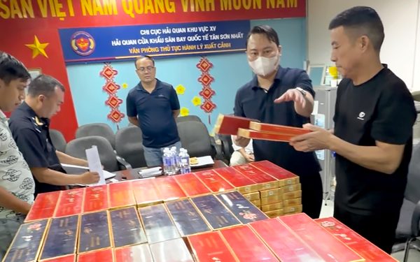 Bắt 4 người Trung Quốc vận chuyển 1.793 cây thuốc lá lậu qua sân bay Tân Sơn Nhất