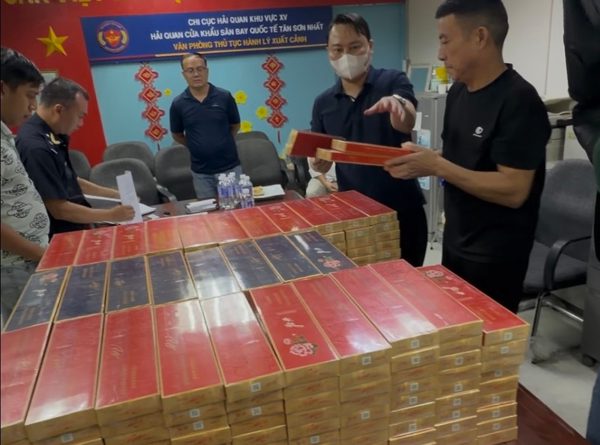 Bắt 4 người Trung Quốc vận chuyển gần 18.000 bao thuốc lá lậu qua sân bay Tân Sơn Nhất