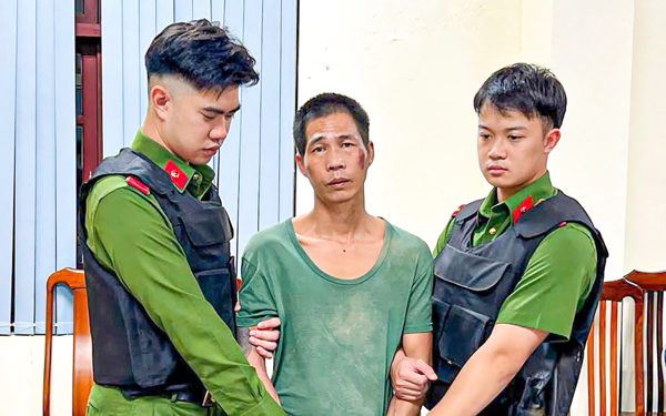 Bắt bị can lẩn trốn trong rừng, luôn mang súng để chống trả công an
