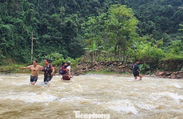Bất chấp mưa lũ, sạt lở phụ huynh vẫn cõng con vượt suối đến trường