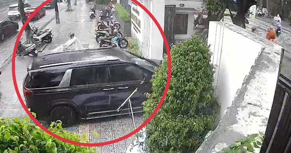 Bất chấp nhà trường cấm, phụ huynh lái ô tô vào trường tiểu học gây bức xúc