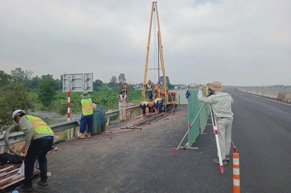 Bắt đầu khoan địa chất tìm nguyên nhân gây lún cao tốc Biên Hòa - Vũng Tàu