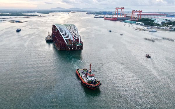 Bắt đầu lai dắt 124km nhịp cầu đi bộ 3.400 tấn về Bến Bạch Đằng