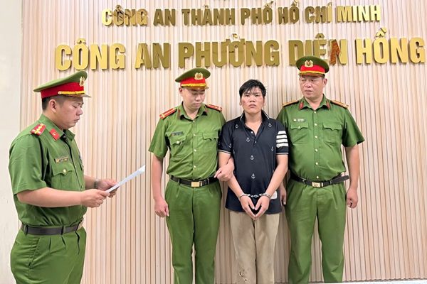 Bắt đối tượng rút dao đâm CSGT khi bị kiểm tra nồng độ cồn ở TPHCM